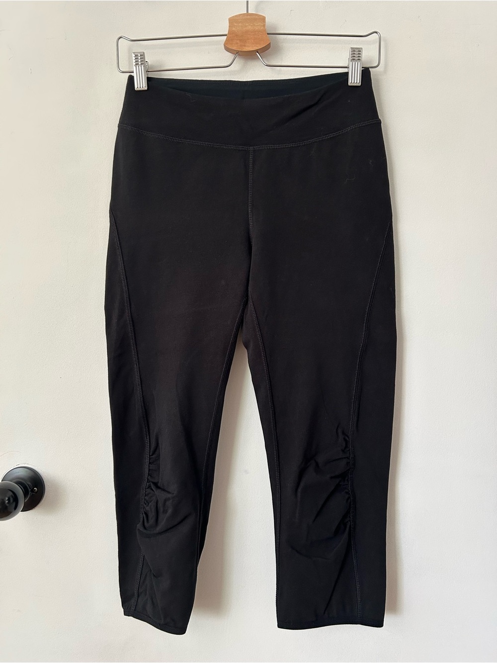 HYBA BLACK CAPRI LEGGINGS SIZE M